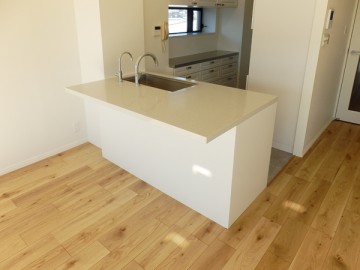 吹き抜け天井に木の梁で作ったオリジナル照明